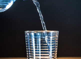 Dystrybutor do wody – nowoczesne urządzenia w biurze Dystrybutor do wody