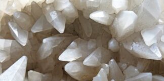 Od którego miesiąca dziecko zaczyna siadać?