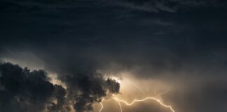 Czym grozi wczesne sadzanie niemowlaka?