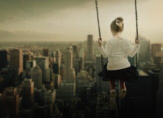 Jakie przybory można włączyć podczas zabaw z dziećmi na pływalni?