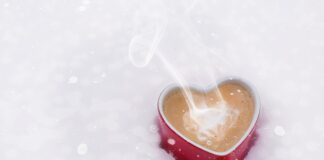 Kiedy dziecko powinno pić z kubka niekapka?