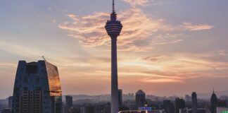 Czy baza ma się kleić?