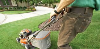 Czym wyłożyć przydomowy plac zabaw?