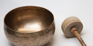 Czy można przebić bębenek patyczkiem?