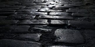 Jak przygotować podłoże pod plac zabaw?