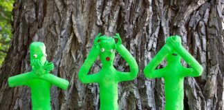 Czy można uszkodzić słuch patyczkiem?