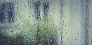 Od czego robi się korek w uchu?