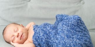 Czy przewijać śpiącego niemowlaka?